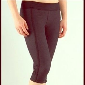 Lululemon Dignity Crop Blk Denim 10 LIKE NEW